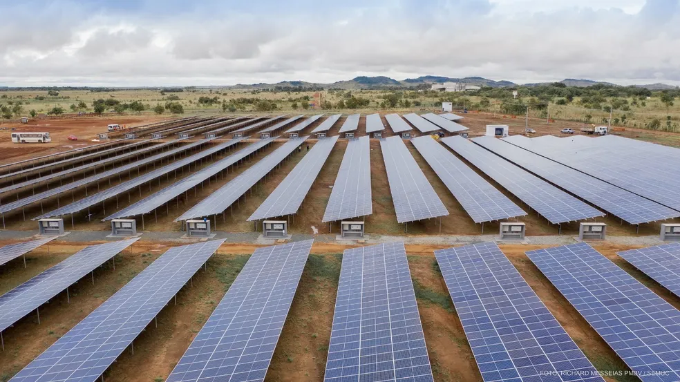Usina de energia solar fotovoltaica instalada em solo